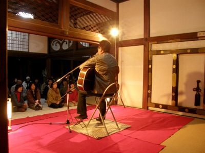 高知城ライブ(keiさんの後ろ姿から会場の様子)