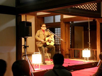 高知城ライブ(正殿の間をステージに歌うkeiさん)